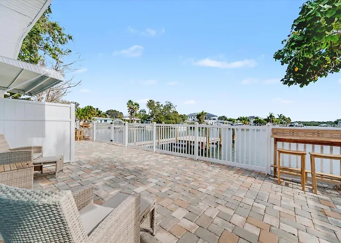 Waterfront 2 Mins 2 - Dock & Pet Friendly Clearwater Beach