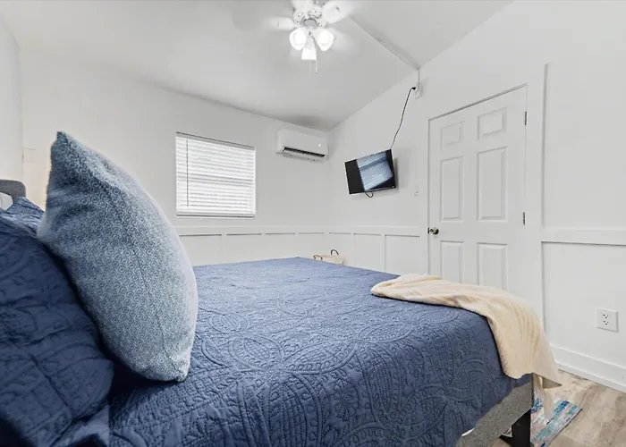 Waterfront 2 Mins 2 - Dock & Pet Friendly Clearwater Beach